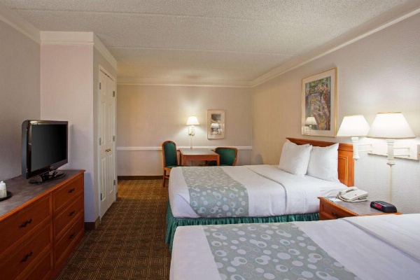 Super 8 by Wyndham San Bernardino image 11